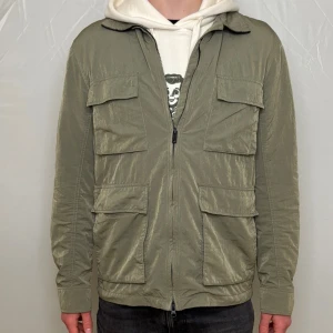 Field jacka - Säljer denna field jacka | Storlek M (modellen är 180) | Skick 8/10 | hör gärna av dig vid minsta fråga ✅🙌