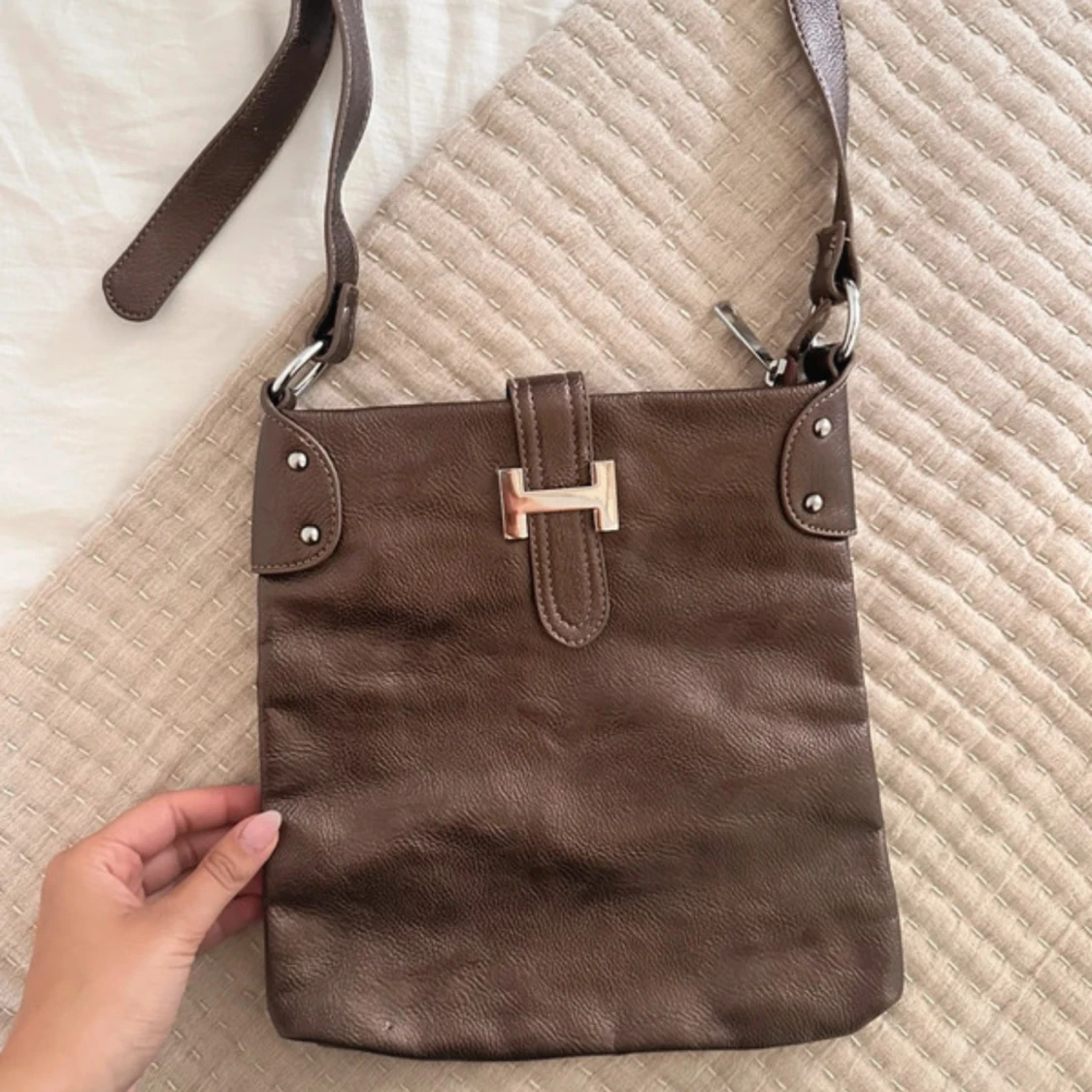 Brun axelväska med metallspänne