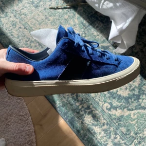 Tom Ford Cambridge  - Tom Ford skor, storlek 43, snygg blå färg, clean design, super bra skick. Hör av dig vid intresse!