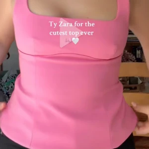 Rosa korsettopp med rosett från Zara - Supersöt rosa korsettopp från Zara med breda axelband och en stor rosett i ryggen. Toppen har en figurnära passform och är tillverkad i ett mjukt, slätt material. 