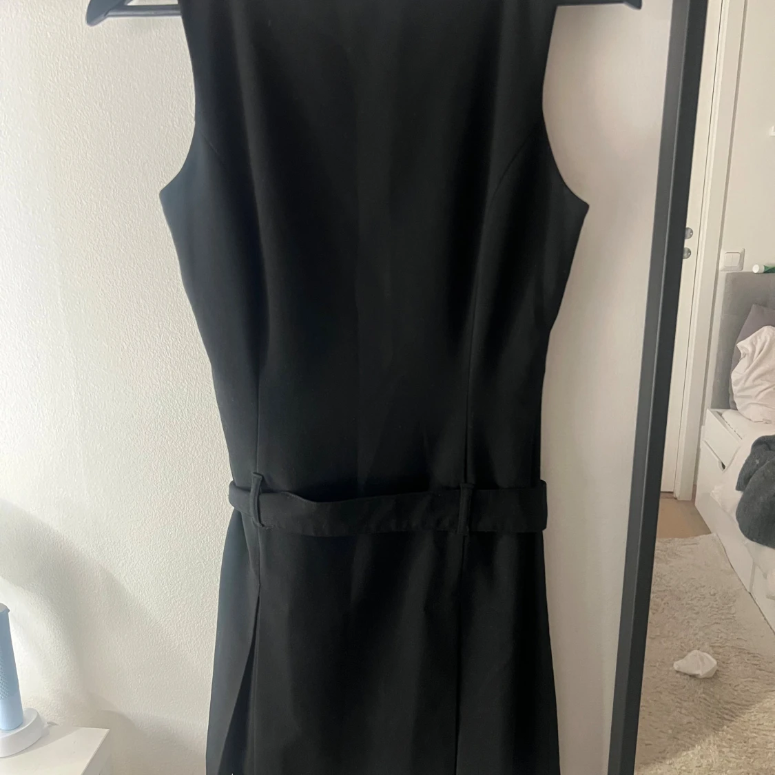 Svart ärmlös klänning med bälte - 1