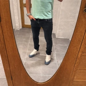 Nudie jeans  - Ett par riktigt snygga byxor från nudie  i storlek W32 L30  