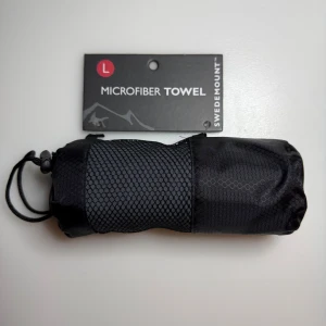Swedemount Mikrofiber Handduk - Storlek L - Praktisk och lättviktig Swedemount Microfiber Towel i storlek Large (140x70 cm). Perfekt för resor och träning. Levereras i originalförpackning.