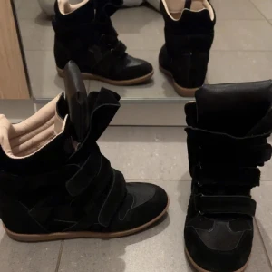 Isabel marant skor  - Säljer isabel marant skor i olika färger och storlekar skriv till mig här på Plick för fler frågor eller kolla Instagram @ruedevera svarar snabbast där ❤️