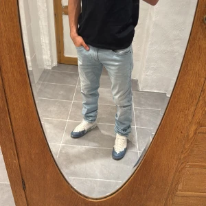 Replay jeans  - Ett par snygga byxor från Replay i storlek W32 L32 i modellen Anbbas 