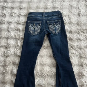Blå bootcut jeans med broderi Gina Tricot - Säljer mina helt nya jeans från Gina 14+. Aldrig andvända, storlek XS och längd regular.