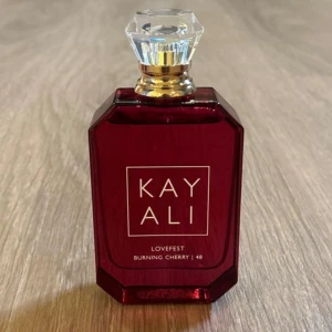Kayali Lovefest Burning Cherry 100ml - Helt oöppnad i orginalförpackning💓 Lovefest Burning Cherry 48 från Kayali, 100 ml Eau de Parfum. Ingredienser: Burning Cherry, Raspberry, Praline, Palo Santo, Guaiac Wood, Patchouli. 