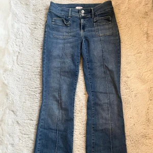Jeans ifrån Nelly - Ett par snygga jeans från Nelly! De är i storlek 40 men hyfsat små i storlek, sitter mer som en 38. Lite långa för mig som är 165💗Hör av dig vid frågor, pris kan sänkas vid snabbt köp💗