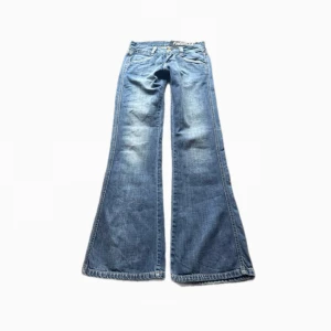 Jeans - Lågmidjade/bootcut jeans <3 skit snygga! 🪽Midjemått= 35cm  innerbenslängd = 82cm Lår= 21,5cm, kolla gärna mått! 💓