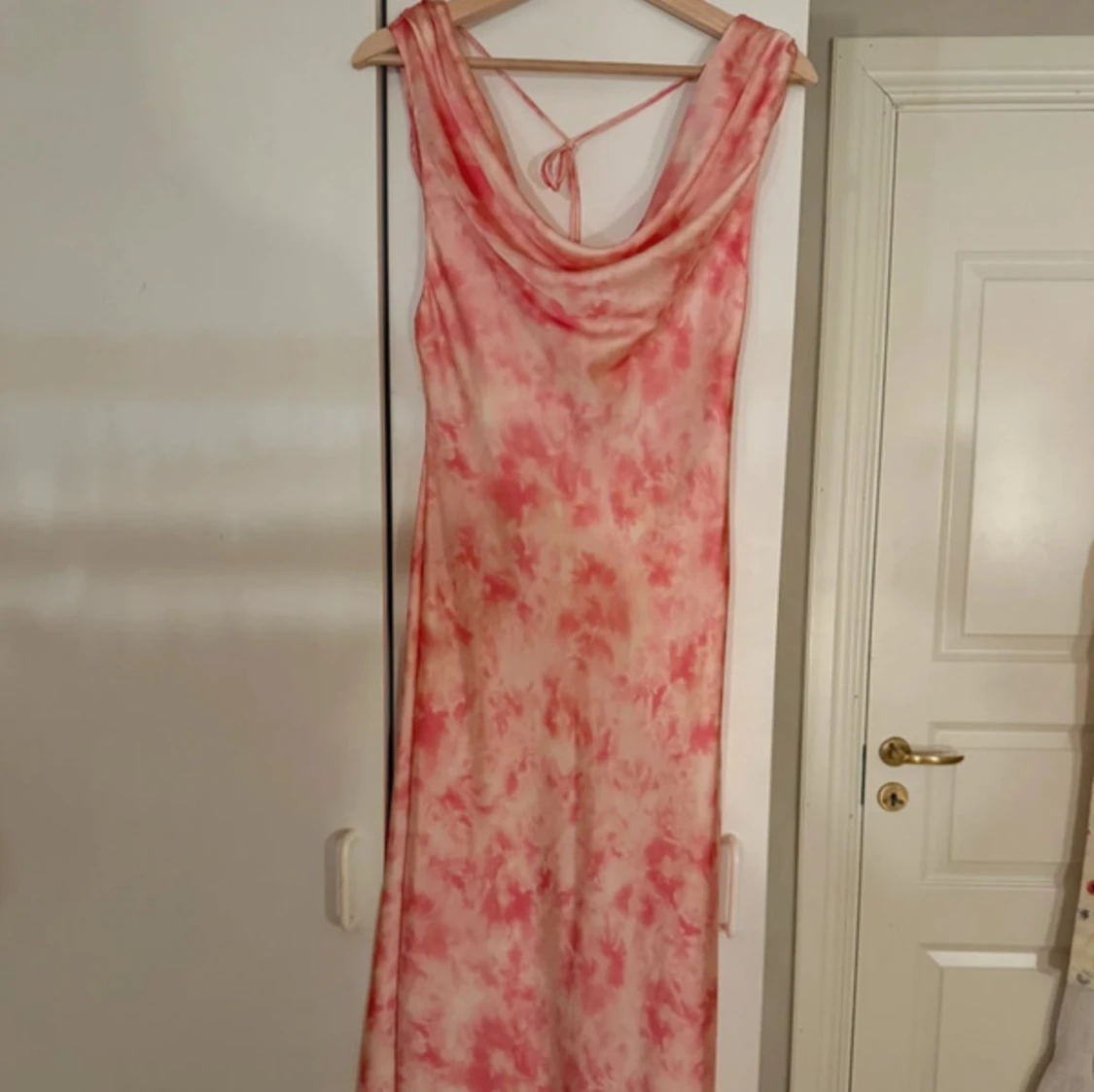 Rosa och vit långklänning i satin - 2