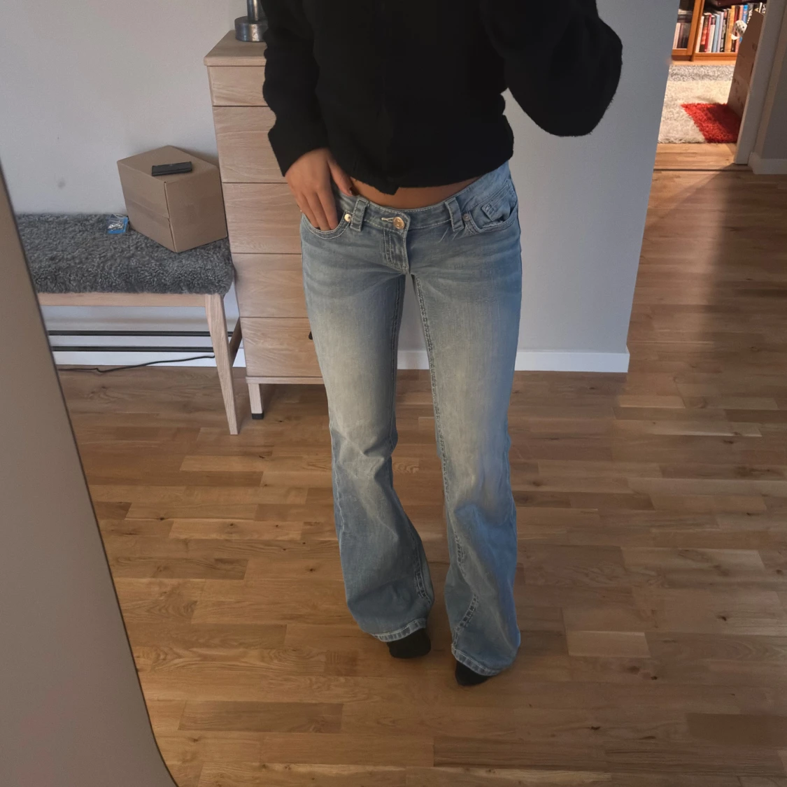 Ljusblå bootcut jeans med broderad ficka - 2