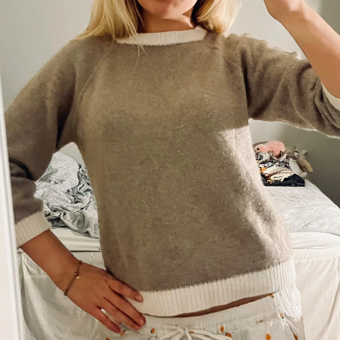 Beige stickad tröja med vita detaljer - 1