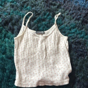 Vit blommig linnetopp med smala axelband - Super fint blommigt linne från Brandy 