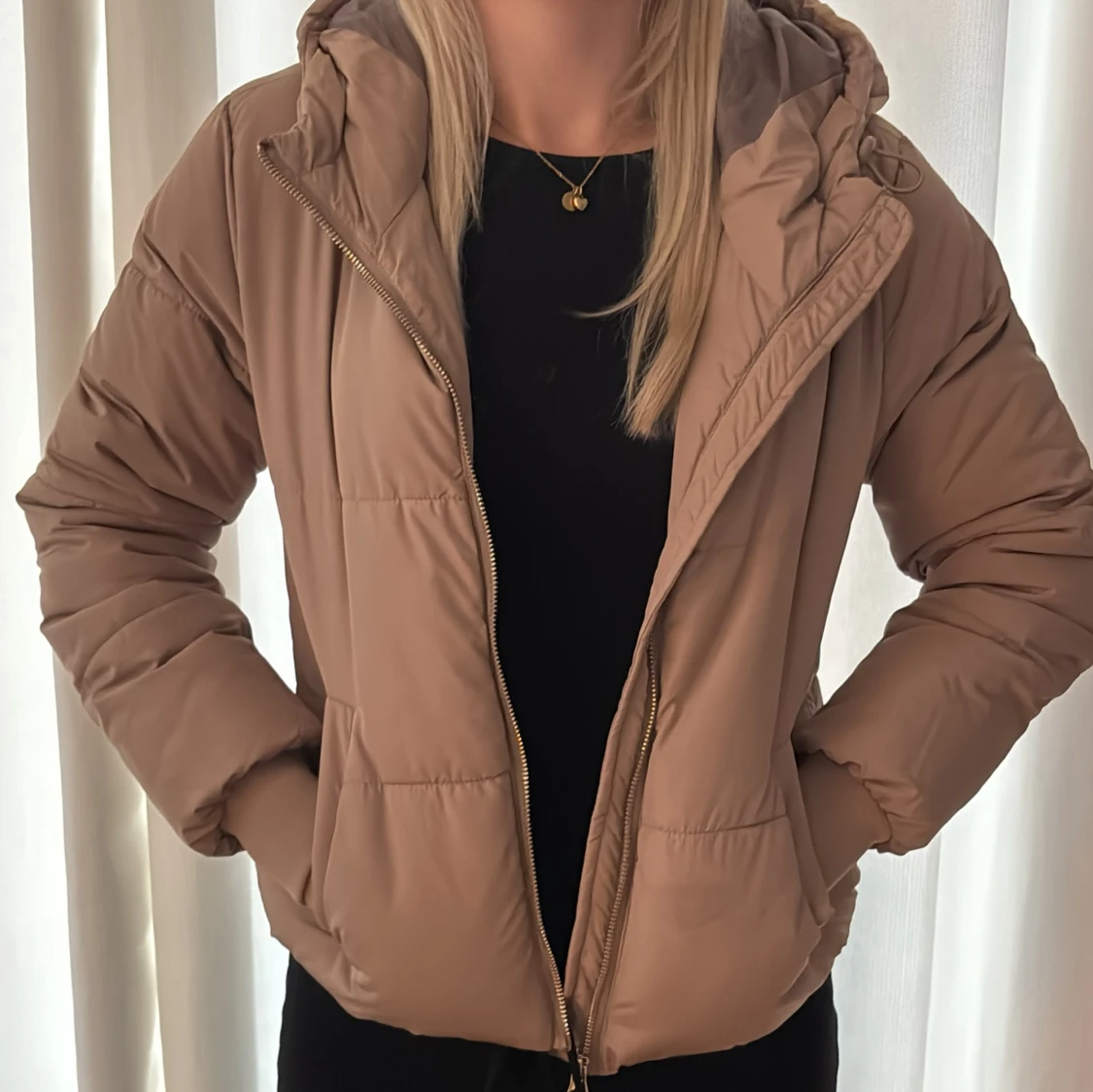 Beige pufferjacka från JDY med huva