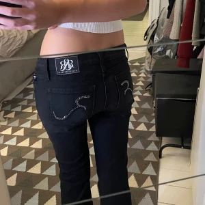 Bootcut Rock & Republic jeans - Snygga svarta lågmidjade jeans från Rock & Republic med coola bakfickor💕💕jeansen är bekväma och stretchiga! 