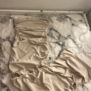 Klänningk - En jätte snygg tub topp klänning, klänningen är ganska lång. Den är i fint skick och knappt använd. 