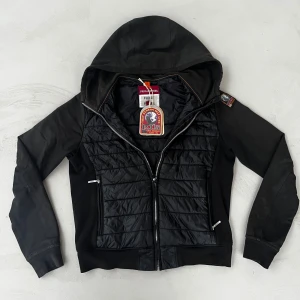 Para jumper cardigan - Tjena! Jag säljer nu denna para jumper cardiganen som är köpt på kids brand store för 3649kr. Den är köpt för 3 månader sedan som en present. Fick den första november men den var tyvärr för liten för mig. Den är i ny skick och äkta (se bilder). Kan skicka fler bilder eller liknade. Hör av er om minsta tanke!🙌