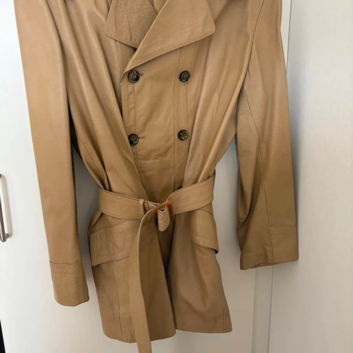 Beige skinn trenchcoat med bälte - 3