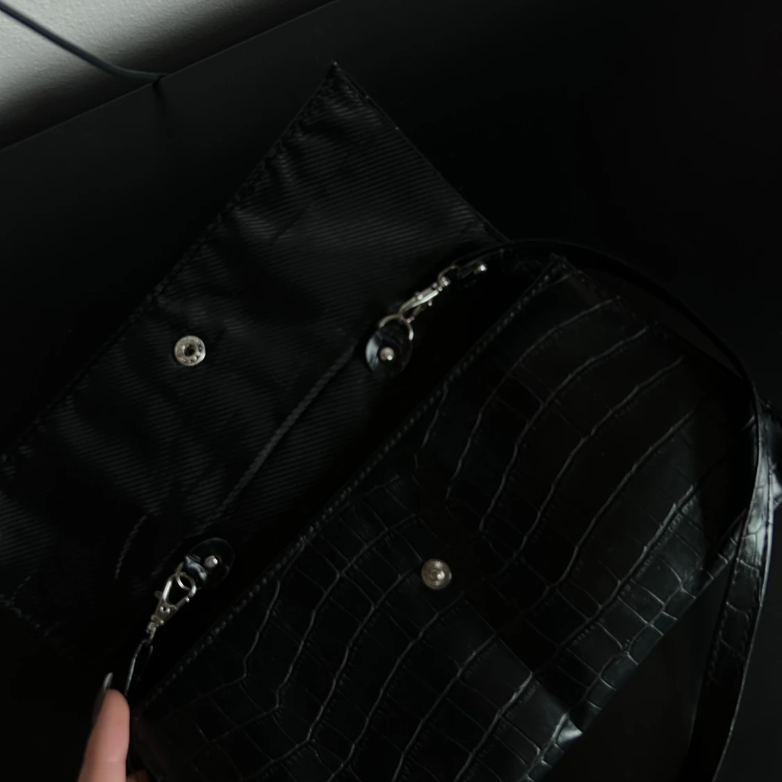 Svart axelväska i krokopräglat skinn - 3