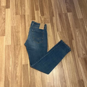 Replay anbass 30/32 - Nu säljer vi ett par riktigt feta Replay anbass hyperflex i storleken 30/32! Skick:10/10! För mer info,bilder eller priser, så är det bara att höra av sig!