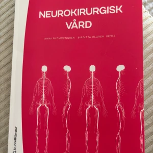 Neurokirurgisk vård - Upptäck grunderna i neurokirurgisk vård! Perfekt för dig som pluggar eller jobbar inom vården och vill förstå omvårdnad av patienter med neurologiska sjukdomar. Boken är aktuell, strukturerad och ger insikt i både teori och praktiska principer.