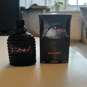Valentino Uomo Born In Roma 100ml - Valentino Uomo Born In Roma Eau de Toilette, 100 ml. Flaskan har en cool, svart design och boxen är något skadad. Ingredienser inkluderar alkohol, parfym, aqua, benzyl salicylate, linalool, citronellol m.m. Tillverkad i Frankrike.
