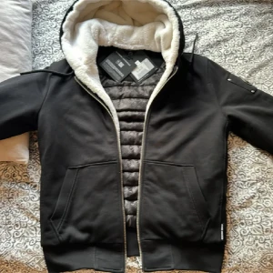 Moose knuckles bunny - Svart pufferjacka från Moose Knuckles med vit teddyfoder i huvan och quiltad insida. Använd max 5 gånger men är i helt nytt skick kom priv för fler bilder! OBS pris kan diskuteras 