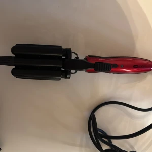 OBH Nordica vågtång - OBH Nordica Wave Maker locktång i rött med flera värmeinställningar (100°C-180°C). Lite synligt bruksslitage men fullt fungerande. Perfekt för att skapa snygga vågor i håret. Ergonomiskt handtag och lång sladd för enkel användning. Den är ren och avtorkad. Säljes då jag har två identiska. Pris är som vanligt diskuterbart