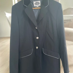 Kavaj - Fin kavaj som går att använda till både tävling och vanligt! Stl: 176