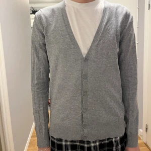 Grå kofta - Säljer denna gråa kofta. Riktig snygg med lite tunnare tyg. Vid frågor är det bara och ställa. Storleken är M