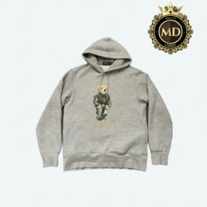 Polo Bear Ralph Lauren hoddie  - Säljer en grå hoodie från Polo Ralph Lauren med ikoniska Polo Bear-trycket på bröstet. Tröjan har huva med snörning och ribbade muddar. Materialet är mjuk bomull och insidan är fleecefodrad för extra komfort. Perfekt för dig som gillar streetwear och klassisk stil. Hoddie är i mycket fint skick, skriv vid frågor eller mer bilder⚜️