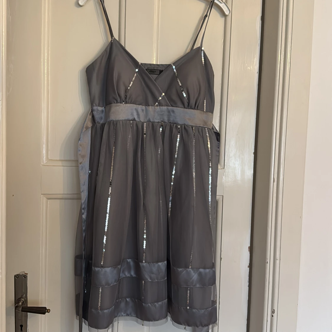 Grå paljettklänning från ONLY