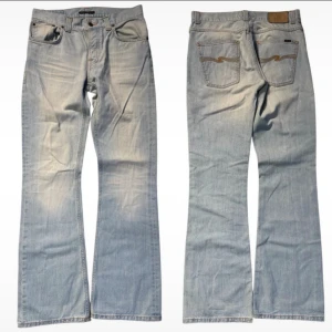 Nudie Jeans Low Flare Glenn ljusblå - Säljer ett par otroligt sällsynta Nudie Jeans Low Flare Glenn i ljusblå tvätt med klassisk orange söm och broderade bakfickor.  Modellen har låg midja och bootcut/flare ben, tillverkade i mjukt bomullsjeansmaterial. Perfekt för dig som gillar retrovibe och snygg passform. Hör av dig vid frågor!!!