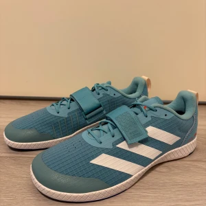Adidas training shoes - ADIDAS THE TOTAL Malli: HQ3532 Koko: 44 Ovh: noin 120e  Kengät juuri pesty.  Postitus/nouto kuntosali crossfit gym