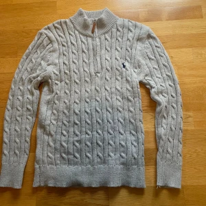 Polo Ralph Lauren tröja - Stickad quater zip från polo Ralph Lauren, nypris ca 2400kr mitt pris 1199kr. ✅Storlek M Hör av er vid frågor o liknande 🤝