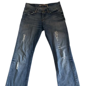 Lowrise jeans bootcut - Lågmidjade jeans med slitningar från only, storlek 27/32 skriv för mått!🤍