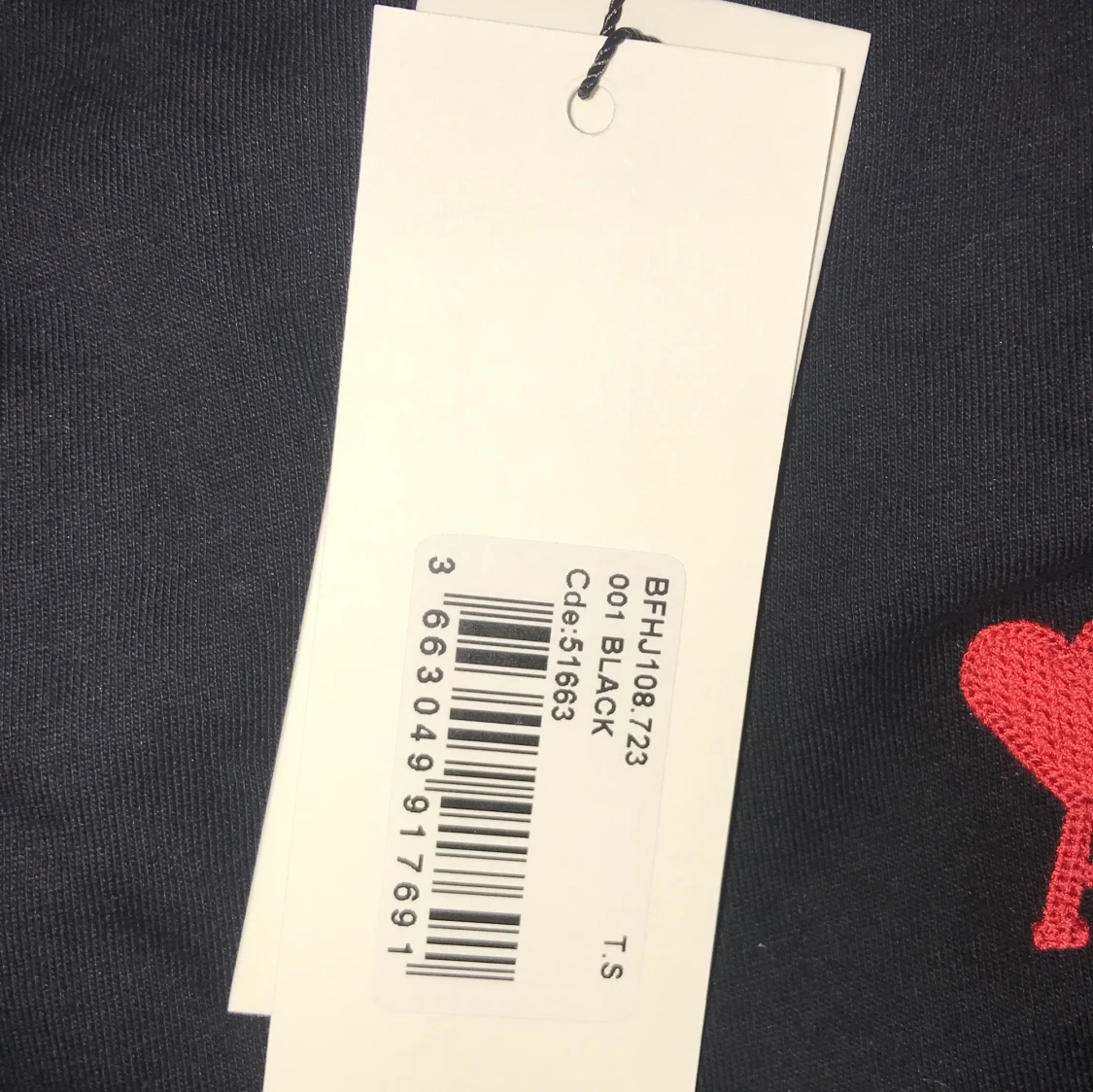 Svart t-shirt från Ami med rött hjärta - 1