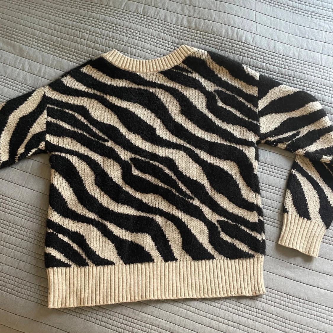 Beige och svart zebramönstrad stickad tröja - 2