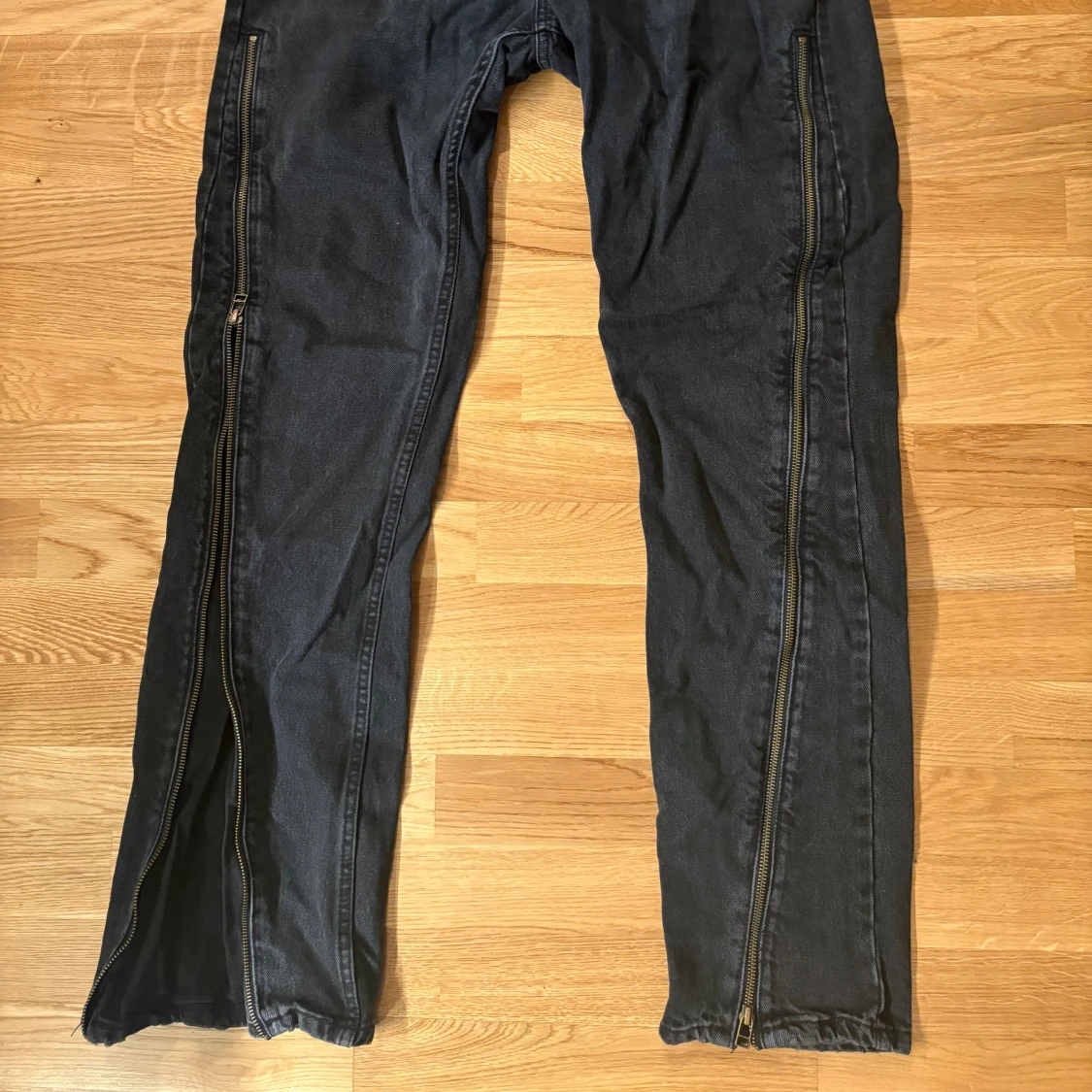 Svarta jeans med dragkedjor från ZARA - 1