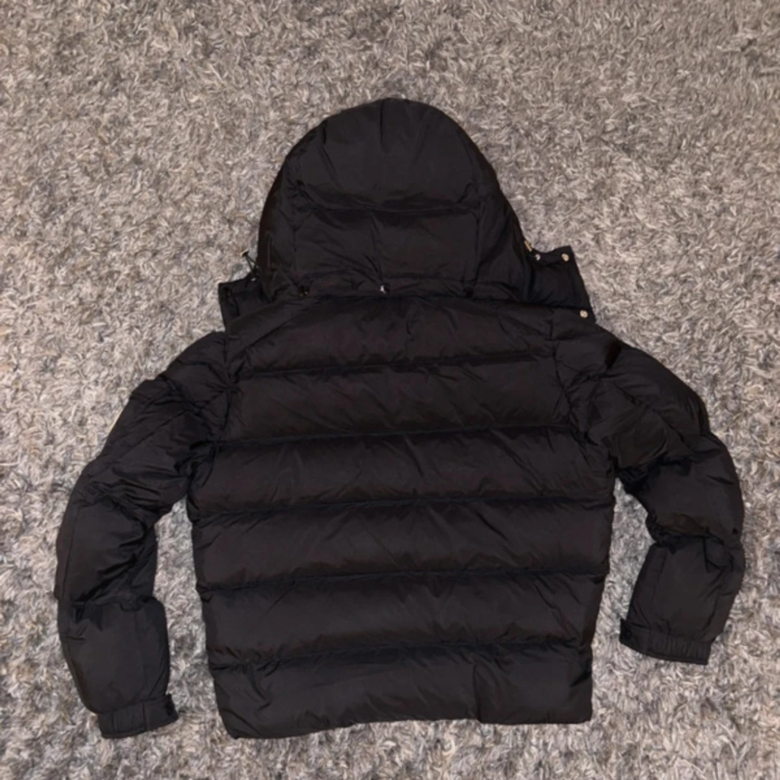 Svart Moncler pufferjacka med huva - 1