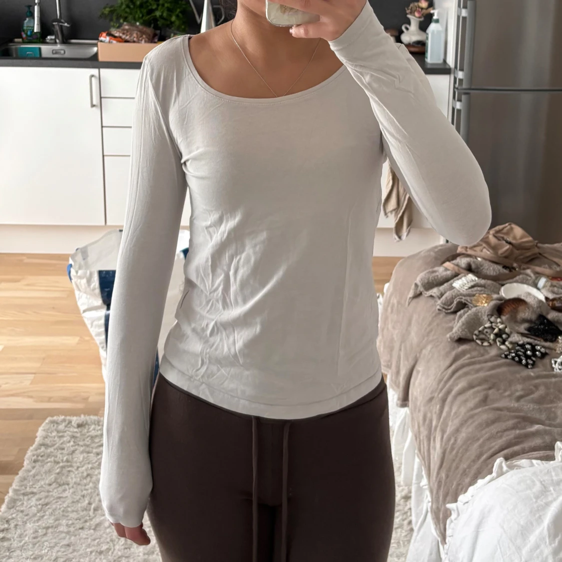 Vit långärmad topp med rund hals - 1