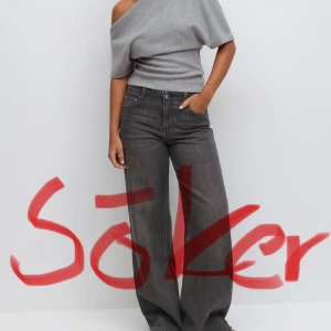 SÖKER!! STRL S ELLER XS - SÖKER DENNA TRÖJA FRÅN GINA I GRÅ ELLER VIT STORLEK XS ELLER S❣️