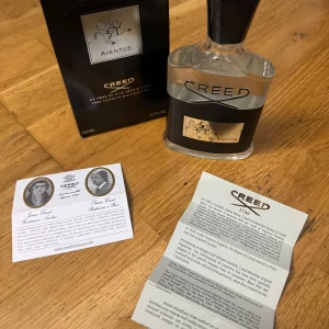 Creed Aventus 100ml Eau de Parfum - Creed Aventus Eau de Parfum, 100ml. Lyxig och ikonisk parfym med stilren design. Flaskan och boxen visar tydligt varumärket och produktnamnet. Perfekt för dig som vill sticka ut med en klassisk och exklusiv doft.