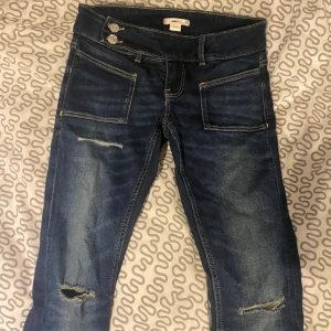 Mörkblå bootcut jeans med slitningar - Snygga mörkblå jeans från Gina Tricot med bootcut passform och låg midja🤍 Jeansen är använda en gång och är i storlek xs, jag brukar själv ha storlek 36 men de passar jätte bra och har stretchig midja🤍 storleken finns inte kvar på hemsidan
