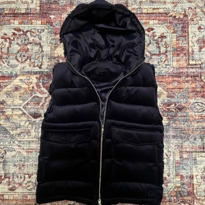 Vendiera Väst - Vendiera väst i storlek M| MYCKET BRA SKICK, använd fåtal gånger och mycket stilig|Kontakta vid minsta fråga 🛎️