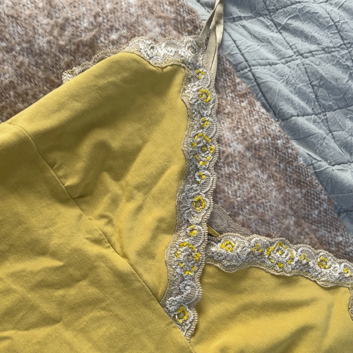 Gul spetsklänning från Vero Moda - 1