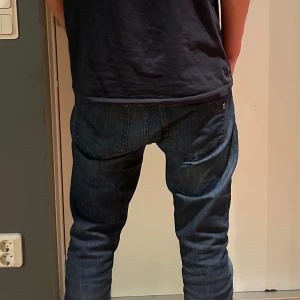 Mörkblå jeans straight fit - Säljer dessa sprillans nya mörkblå dondup Travis jeans som aldrig är använda. Jeanses är klassisk slim fit och har snygg tvätt. Materialet är robust denim som håller länge och passar till det mesta. Priset är inte hugget i sten! Skriv om ni skulle ha några frågor!