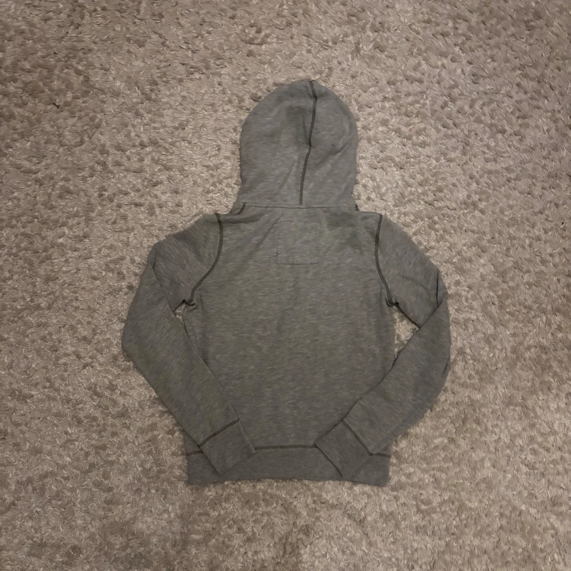 Grå hoodie från hollister - 3