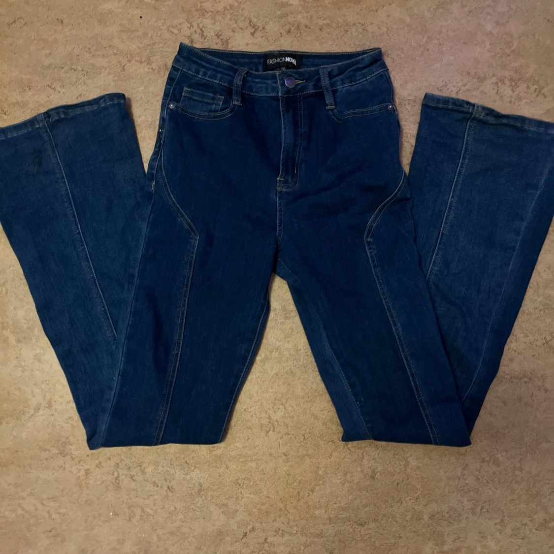 Blå bootcut jeans från Fashion Nova