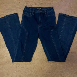 Blå bootcut jeans från Fashion Nova - Snygga blå jeans från Fashion Nova med bootcut-ben 